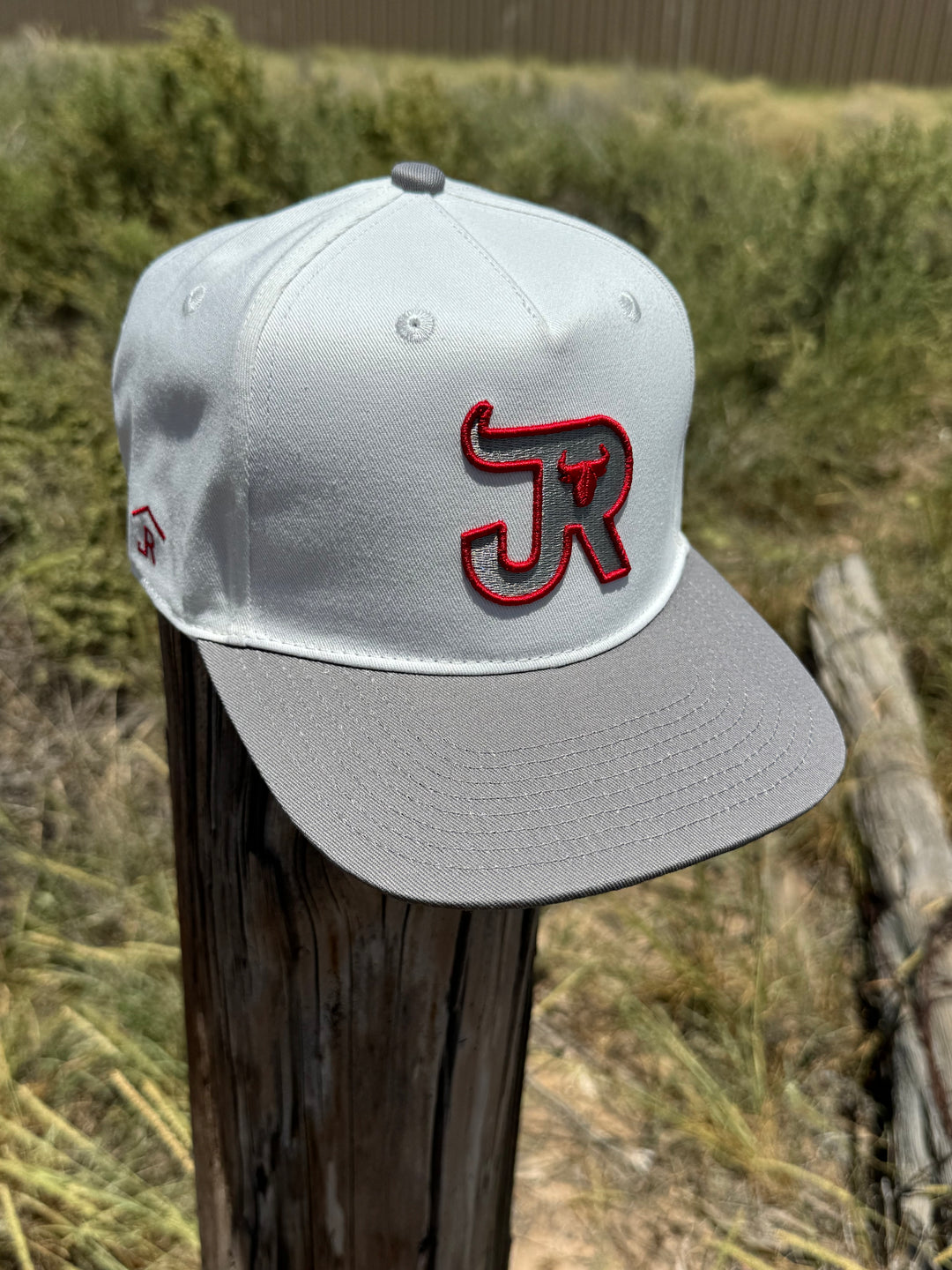 J&R LOGO RED/GREY - WHITE/GRAY CAP
